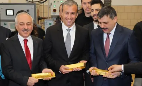 Getty Images Venezuelan Vice President El Aissami (C) with Corum local officials at Ahlatci Group refinery, 16 Jan 19