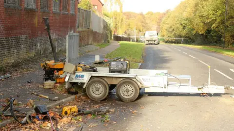 EDDIE MITCHELL The detached trailer