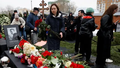 Reuters Oamenii depun flori pe mormântul lui Navalny din cimitirul Borisovskoe