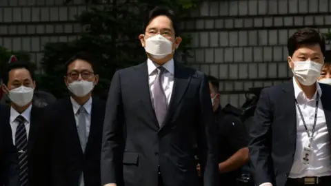 Getty Images Samsung heir Lee Jae-yong arrives at court for a hearing to review the issuing of his arrest warrant.