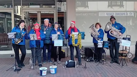 Barbara Sampaio Members of the bands carolling