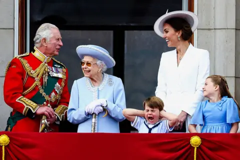 Hannah McKay / Reuters Britain's Queen Elizabeth, Prince Charles and Catherine, Duchess of Cambridge, along with Princess Charlotte and Prince Louis appear on the balcony of Buckingham Palace as part of Trooping the Colour parade during the Queen's Platinum Jubilee celebrations in London, Britain, 2 June 2022