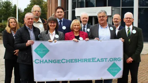 An image from 2018 showing independent councillors holding a banner saying "independents for change" with a website that is no longer active.