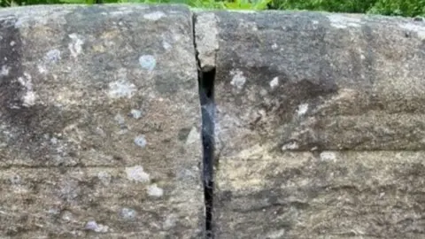 Simon Hill (www.simonhillphotos.com) Vertical crack in bridge wall