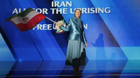 NurPhoto Maryam Rajavi, president-elect of the NCRI, waves a flag at the NCRI's "Free Iran 2018 - the Alternative" event in Villepinte, France (30 June 2018)