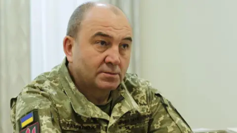 Ukrayna Savunma Bakanlığı Ordu Yorgunluk Giyen Bir Adamın Headshot'u