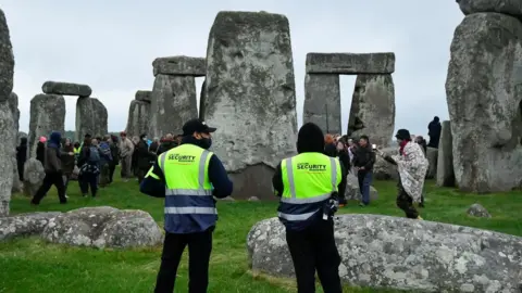 Summer solstice Hundreds attend Stonehenge despite advice