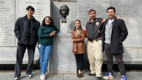 Los estudiantes de la Facultad de Medicina Albert Einstein ven un «rayo de esperanza» en la matrícula gratuita