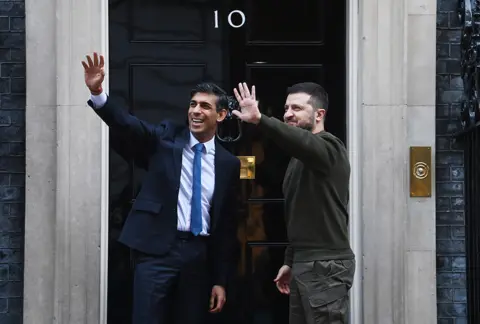 EPA British Prime Minister Rishi Sunak welcomes Ukraine President Volodymyr Zelensky to 10 Downing Street in London, Britain, on 8 February 2023