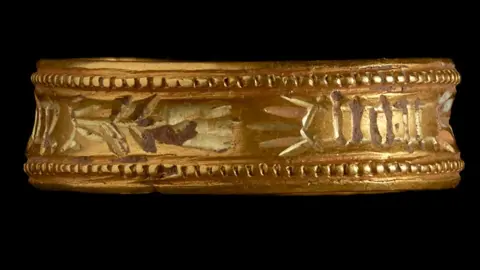 Amgueddfa Cymru/National Museum Wales Gold ring band with flower pattern A medieval gold fede ring (Treasure Case 21.14) was discovered by Paul Davis on 12th April 2021 while metal-detecting in a field under pasture in Bronington Community, Wrexham.