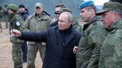 MIKHAEL KLIMENTYEV/SPUTNIK/KREMLIN POOL/EPA-EFE/RE Putin with troops