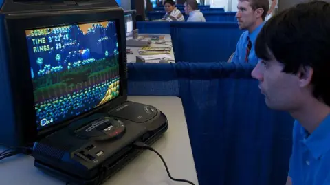 Getty Images Um homem jogando Sonic the Hedgehog em um Mega Drive