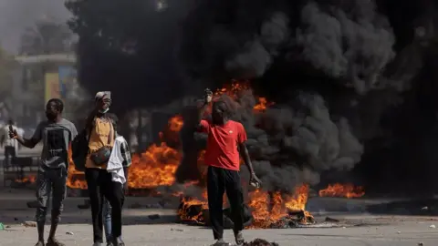 Senegal: Enfrentamientos se propagan debido al aplazamiento de las elecciones.