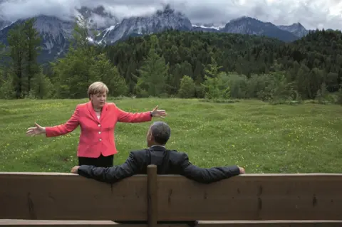 Pete Souza Angela Merkel gestures to Obama