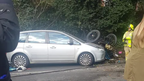 PA 1902 Mercedes crumpled at front of Ford