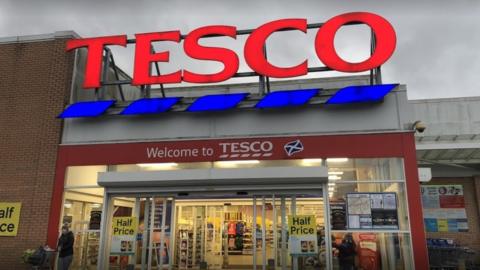 Man arrested after Tesco attack - BBC News