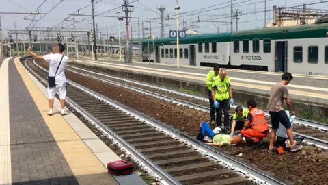 Live Train Fight Like Thai Book, The Cameraman