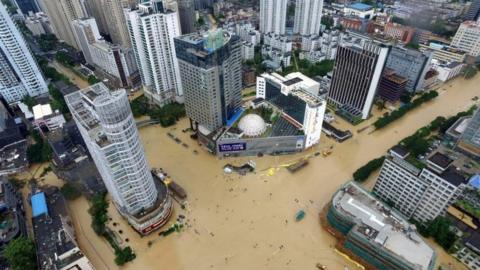 Typhoon Megi: Search for missing after China landslides - BBC News