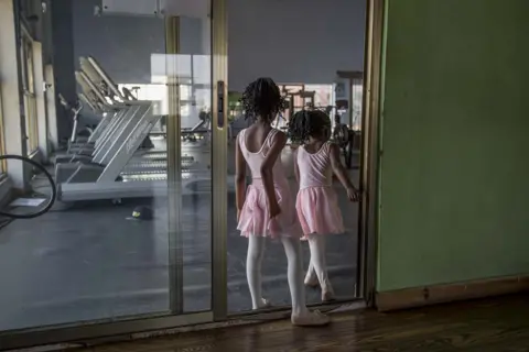 Kerstin Hacker Girls waiting for a ballet class