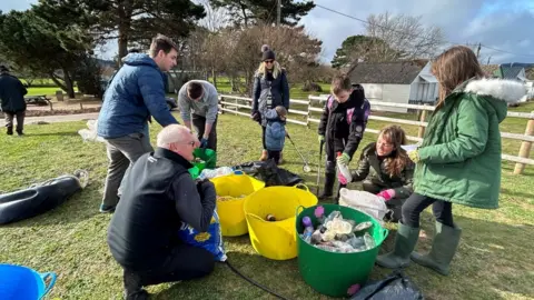 Pete Hoyland Beach litter pick