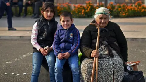 Reuters people gather in Stepanakert to leave NK, image from 25/09