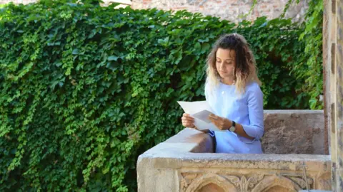 Caro Cools Volunteer on Juliet's balcony