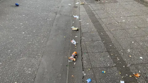 Shariqua Ahmed/BBC Litter on the pavement 