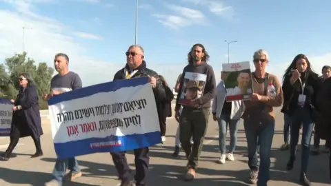 Las familias rehenes y sus partidarios caminan hacia la frontera entre Israel y Egipto en Kerem Shalom el jueves.