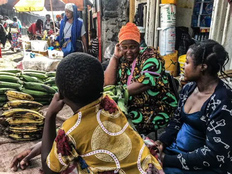 Ley Uwera for Fondation Carmignac Vendors at a street market in Goma