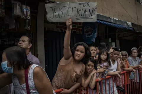 Getty Images Crowd at funeral of Kian Delos Santos in Manila, 26 August