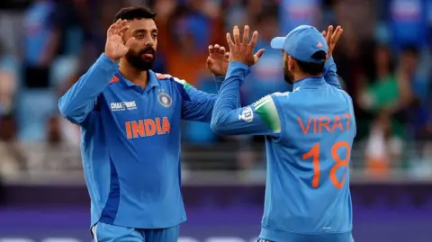 India spinner Varun Chakravarthy and Virat Kohli celebrate a wicket v New Zealand