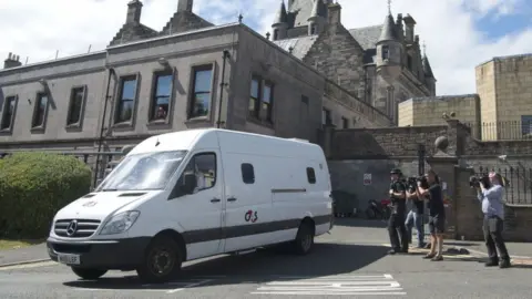 PA Van leaving Greenock Sheriff Court