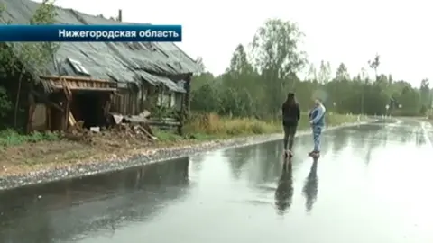 REN TV Part demolished house stands next to the new highway