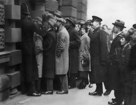 Getty Images Crowds trying to get in Old Bailey during trial