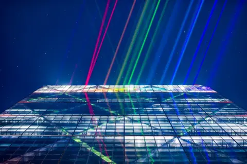 Michael Tomas (@LondonViewPoints) Laser lights on a building