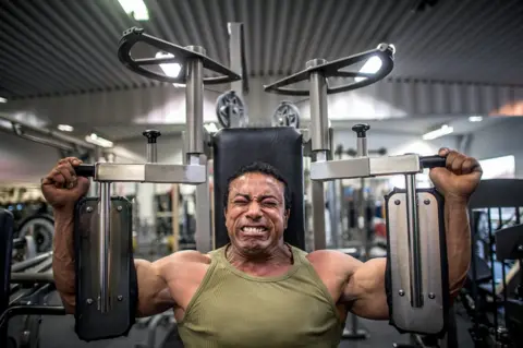 Jonas Lindkvist A main strains at the gym