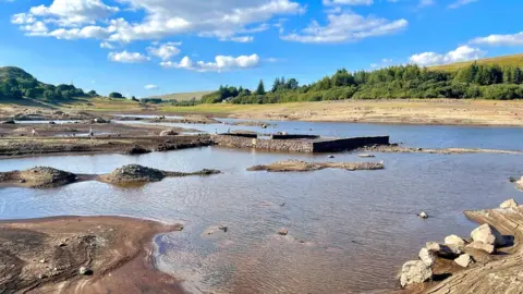 Weather Watchers -  Snaphappydave Llyn Capel