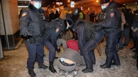 Reuters Russian police detain a Navalny supporters at Moscow's Vnukovo airport. Photo: 17 January 2021