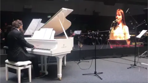 Youtube Mischa Shoeler and daughter