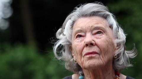 Rosamunde Pilcher, author of The Shell Seekers, dies at 94 - BBC News