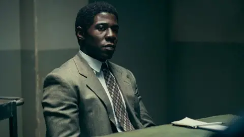 Netflix McKinley Belcher III sebagai Detektif Michael Ledroit