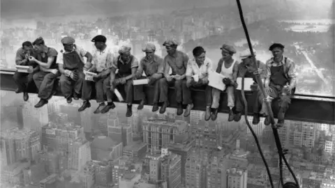 Getty Images Iconic image showing construction workers eating their lunches on top of a steel beam (girder, crossbeam) 800 feet above ground, at the building site of the RCA Building in Rockefeller Centre