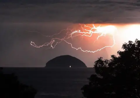 Jennifer Stewart/BBC Weather Watchers Lightning