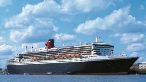 Carnival Queen Mary 2