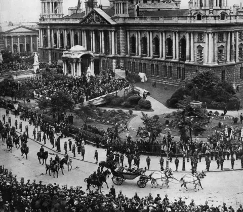 Print Collector/Hulton Archive/Getty Images King George V's carriage outside Belfast City Hall in 1921