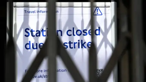 EPA A sign indicates a closed tube station in London