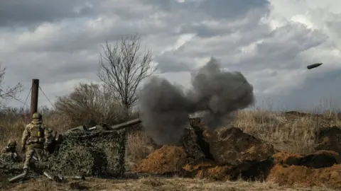 Getty Images Ukrainians fire artillery near Bakhmut