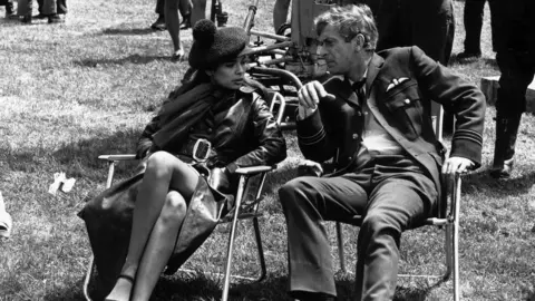 Ronald Dumont / Stringer Michael Caine