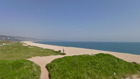 Slapton: Man held over landing of migrants on beach - BBC News