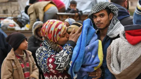 AFP Displaced Syrians who fled the town of Jandaris arrive in the city of Afrin (25 January 2018)